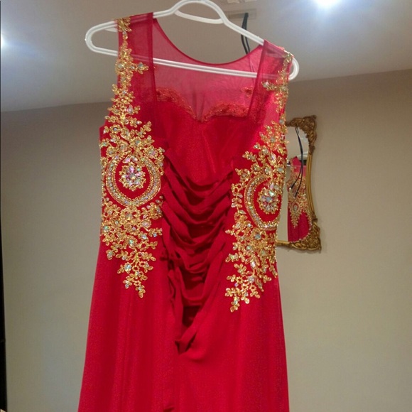 Beautiful red dress - Picture 3 of 4